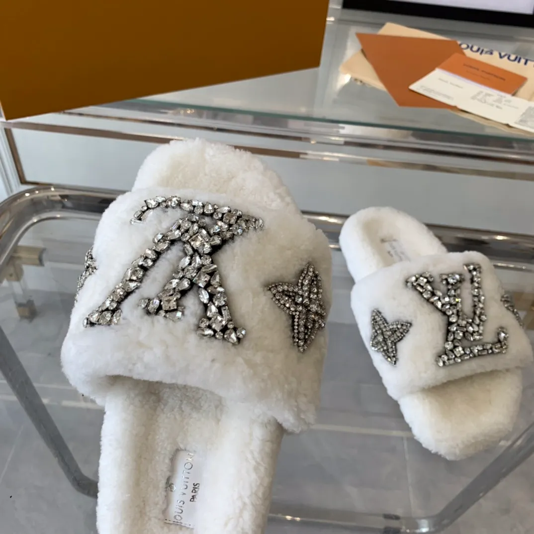 👟👟Ex-factory price 440👟👟 Women's shoes, women's clothing, LV new furry slippers, top version, made of fur and lambswool, pure crystal hand-stitched, fashionable, low-key luxury, a must-have item for fairies, original molded non-slip rubber outsole Size: 35-40